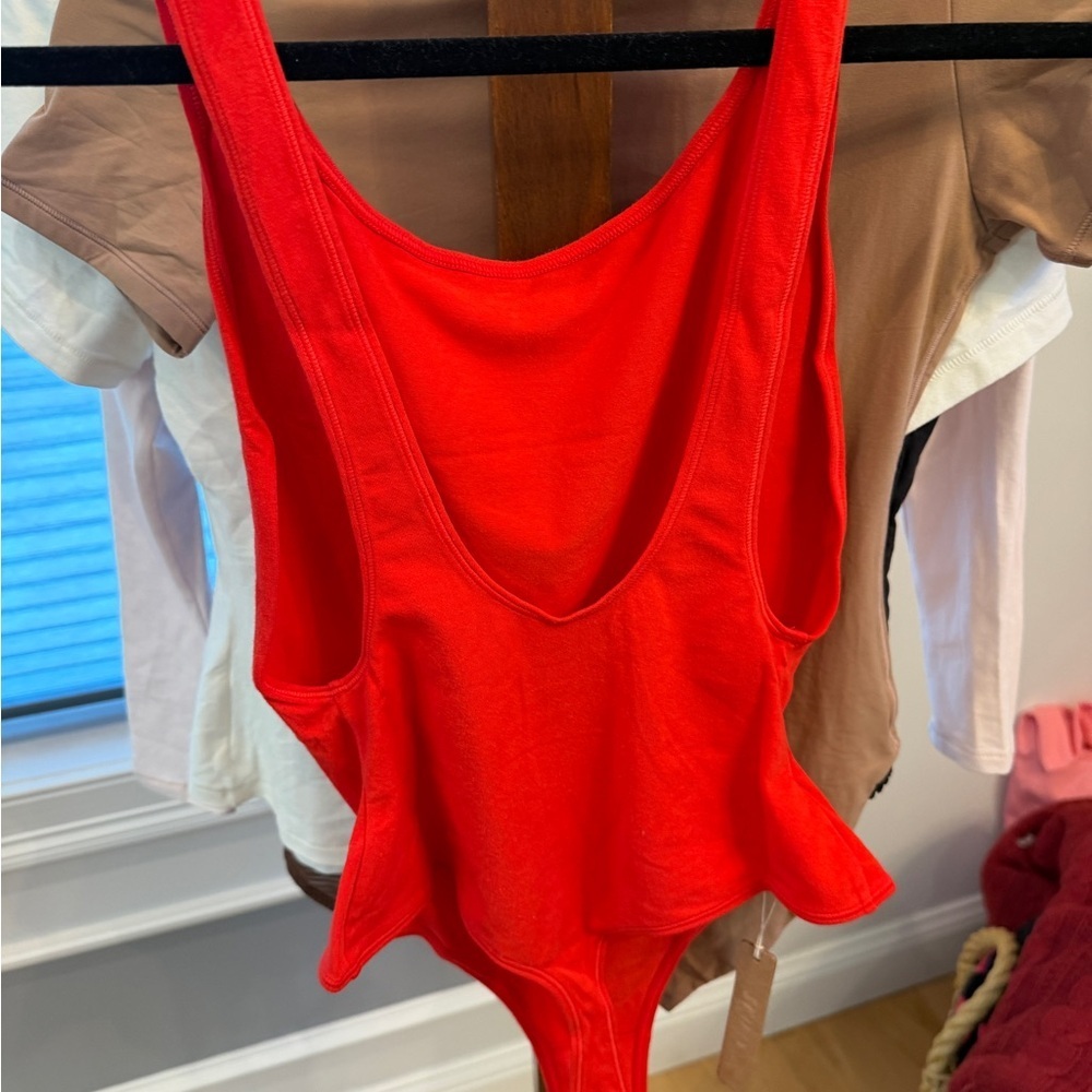 SKIMS COTTON JERSEY
LOW BACK BODYSUIT RUBY RED M